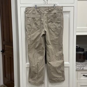 Outdoor Life Men’s Cargo Pants Size 40x 32
Tan color with side zippered pocket